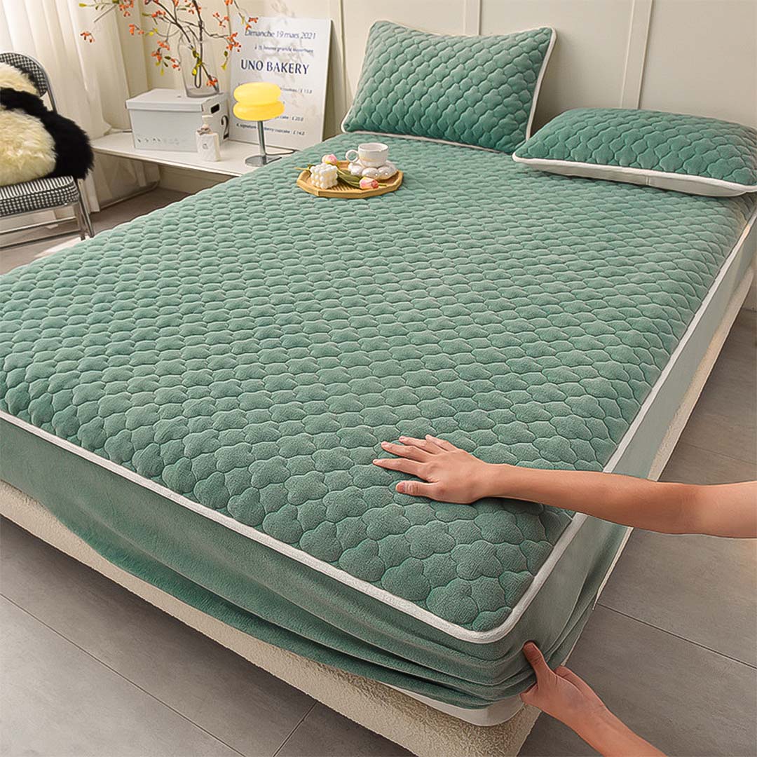 SOGA Green 153cm Wide Mattress Cover Thick Quilted Fleece Stretchable Clover Design Bed Spread Sheet Protector with Pillow Covers