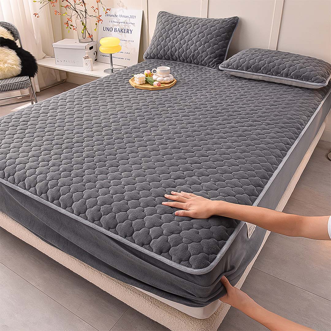 SOGA Grey 153cm Wide Mattress Cover Thick Quilted Fleece Stretchable Clover Design Bed Spread Sheet Protector with Pillow Covers