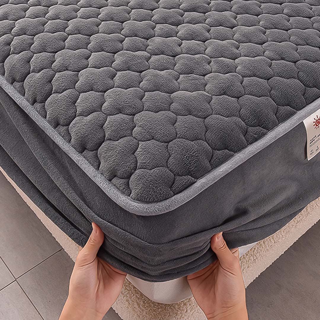 SOGA Grey 138cm Wide Mattress Cover Thick Quilted Fleece Stretchable Clover Design Bed Spread Sheet Protector with Pillow Covers