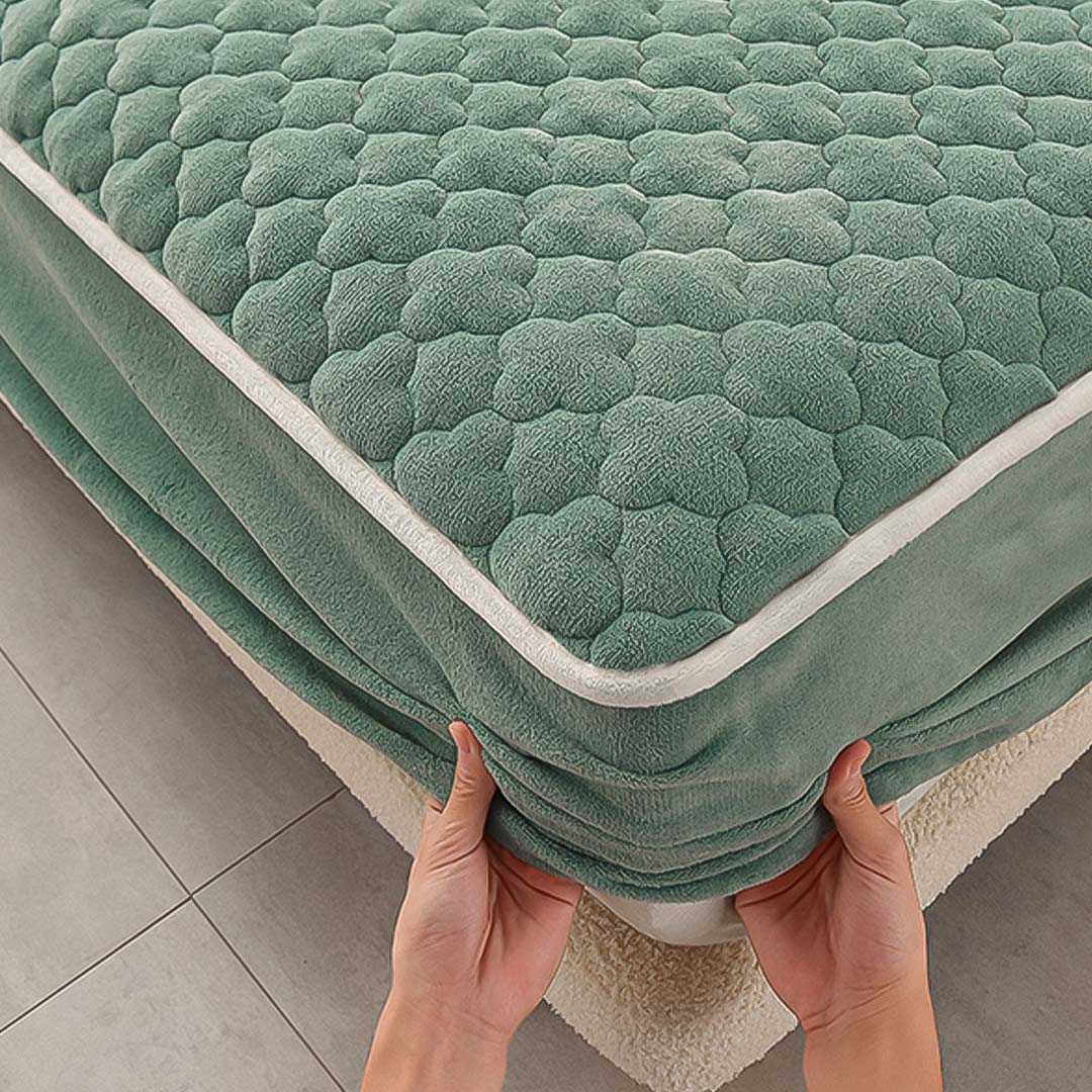 SOGA Green 153cm Wide Mattress Cover Thick Quilted Fleece Stretchable Clover Design Bed Spread Sheet Protector with Pillow Covers