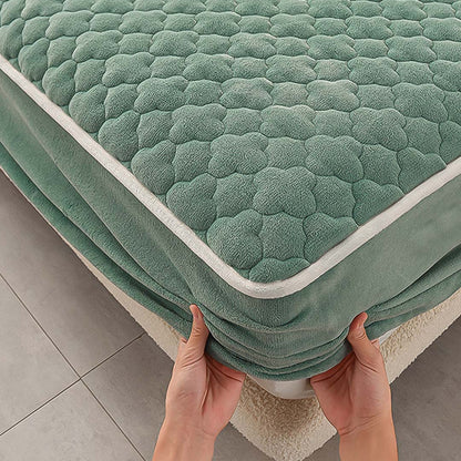 SOGA Green 183cm Wide Mattress Cover Thick Quilted Fleece Stretchable Clover Design Bed Spread Sheet Protector with Pillow Covers